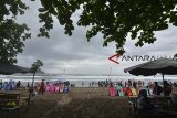 Wisatawan memadati pesisir barat Pantai Pangandaran, Kabupaten Pangandaran, Jawa Barat, Minggu (25/11/2018). Pemerintah Provinsi Jabar pada tahun 2019 berencana menata kawasan pantai Pangandaran agar semakin menarik dikunjungi wisatawan dalam negeri maupun mancanegara. ANTARA JABAR/Adeng Bustomi/agr.