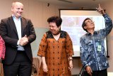 Senior VP & General Manager Philips Health System ASEAN & Pacific Diederik Zeven (kiri) bersama Divisi Akreditasi PERSI Jawa Timur & Direktur Siloam Hospitals Surabaya Maria Magdalena Padmidewi Widjanarko (tengah) serta Kepala Seksi Alat Kesehatan dan Perbekalan Kesehatan Rumah Tangga Dinkes Provinsi Jatim Muhammad Arif Zaidi (kiri) saling berbincang di sela-sela diskusi Peran Teknologi dalam Meningkatkan Pelayanan Kesehatan di Surabaya, Jawa Timur, Jumat (16/11/2018). Diskusi tersebut bertujuan untuk mengangkat permasalahan yang menjadi tantangan di dunia kesehatan dan industri layanan kesehatan di Indonesia. Antara Jatim/Zabur Karuru