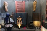 Medan (Antara News - Sumut) - Pengunjung melihat kain Ulos pada pameran seni instalasi Ulos bertajuk 