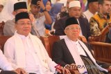 Calon Wakil Presiden nomor urut 01 Ma'ruf Amin (kanan) didampingi Wali Kota Binjai M Idaham (kiri) saat menghadiri Tabligh Akbar, di Lapangan Merdeka, Binjai, Sumatera Utara, Selasa (20/11/2018). Kegiatan tersebut dalam rangka memperingati Maulid Nabi Muhammad SAW. (Antaranews Sumut/Irsan)
