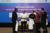 Founder Indonesia IoT Forum Teguh Prasetya (kedua kiri) berbincang dengan Field Application Engineer Asean ANZ India Semtech Hari Venkatesh (kiri) Senior Manager Business Development Polytron Joegianto (tengah) Direktur Standarisasi Sumber Daya dan Perangkat Pos dan Informatika (SDPPI) Kementerian Komunikasi dan Informatika Mochamad Hadiyana (kedua kanan) dan COE Dycodex Andri Yadi (kanan) disela-sela kegiatan IoT Goes to Market dengan tema 