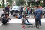 Pengunjuk rasa mengatasnamakan Aliansi Mahasiswa Anti Korupsi Indonesia berunjuk rasa dengan memblokir jalan di depan gedung kantor PTPN IV, di Medan, Sumatera Utara, Kamis (29/11/2018). Mereka mengkritisi tentang dugaan korupsi yang dilakukan oknum di lingkungan PTPN IV. (Antara News - Sumut). Irsan