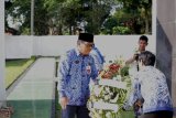 Sekda Pandeglang, Ferry Hasanuddin saat ziarah di TMP Cihaseum Pandeglang pada peringatan HUT ke-47 Korpri
