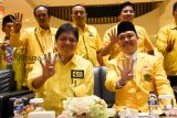 Ketua Umum DPP Partai Golkar sekaligus Menteri Perindustrian Airlangga Hartanto (kiri) bersama Ketua DPD Partai Golkar Kalbar sekaligus Wakil Gubernur Kalbar Ria Norsan (kanan) menunjukkan empat jari saat acara pengukuhan Badan Pemenangan Pemilu (Bappilu) dan pelepasan caleg Golkar se-Kalbar di Kabupaten Kubu Raya, Kalbar, Sabtu (17/11/2018). Airlangga Hartanto menyerukan kepada seluruh pengurus dan kader Partai Golkar se-Kalbar untuk memenangkan pasangan Joko Widodo dan Ma'ruf Amin dalam Pilpres 2019 mendatang. ANTARA FOTO/Jessica Helena Wuysang