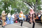 Bupati Serang, Ratu Tatu Chasanah ikut dalam permainan karet pada peringatan Hari Anak Nasional