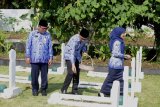 Wakil Bupati Pandeglang, Tantor Warsono Arban saat ziarah di TMP Cihaseum Pandeglang pada peringatan HUT ke-47 Korpri