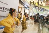 Penari berkostum tradisional Indonesia menari dalam perhelatan 