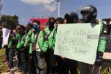 Puluhan pengemudi ojek daring melakukan aksi demo di Bundaran DPRD Jember, Jawa Timur, Jumat (23/11/2018). Aksi mereka memprotes pernyataan Calon Presiden Prabowo Subianto perihal pekerjaan pengemudi ojek daring, dan meminta supaya Prabowo meminta maaf serta tidak menghina pekerjaan pengemudi ojek daring. Antara Jatim/Seno/ZK.