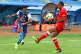 Pesepakbola Barito putra, Rony Esar Beroperay (kanan) berusaha menghalau bola dari pesepakbola Arema FC, Dendy Santosa (kiri) dalam pertandingan Liga I GOJEK di Stadion Kanjuruhan, Malang, Jawa Timur, Sabtu (24/11). Arema mengalahkan barito Putra dengan skor akhir 3-1. Antara Jatim/Ari Bowo Sucipto/ZK