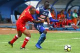 Pesepakbola Arema FC,  Makan Konate (kanan) berusaha mempertahankan bola dari hadangan pesepakbola Barito Putra, Rony Esar Beroperay (kiri) dalam pertandingan Liga I GOJEK di Stadion Kanjuruhan, Malang, Jawa Timur, Sabtu (24/11).  Arema mengalahkan barito Putra dengan skor akhir 3-1. Antara Jatim/Ari Bowo Sucipto/ZK