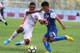 Pesepakbola Arema FC, Jefri Kurniawan (kanan) berusaha melewati hadangan pesepakbola Perserui, Makarius Fredik Suruan (kiri) dalam pertandingan Liga I GOJEK di Stadion Kanjuruhan, Malang, Jawa Timur, Minggu (11/11/2018).Arema menaklukkan Perserui dengan skor akhir 4-1. Antara jatim/Ari Bowo Sucipto/zk.