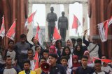 Mahasiswa yang tergabung dalam Badan Eksekutif Mahasiswa (BEM) Nusantara berorasi saat melakukan deklarasi di Surabaya, Jawa Timur, Kamis (29/11/2018). Dalam deklarasi tersebut BEM Nusantara menyatakan sikap menolak radikalisme dengan membumikan nilai-nilai Pancasila, mendukung terlaksananya pemilihan umum yang transparan dan penyelesaian kasus pelanggaran HAM di Indonesia. Antara Jatim/Moch Asim/ZK