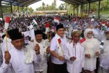 Ketua Tim Kampanye Nasional Jokowi-KH. Ma'ruf Amin Erick Thohir (tengah), Gubernur Jawa Timur terpilih dan juga Ketua Dewan Pengarah Jaringan Kyai Santri Nasional (JKSN) Khofifah Indar Parawansa (kedua kanan), Wakil Ketua JKSN Arum Sabil (kiri), Pengasuh Pondok Pesantren (Ponpes) Nurul Qornain KH. Yazid Karimullah (ketiga kanan), saat Deklarasi JKSN, di Ponpes Nurul Qornain, Desa Balet Baru, Sukowono, Jember, Jawa Timur, Kamis (22/11/2018). Deklarasi JKSN itu diikuti oleh kyai dan santri dari sembilan kabupaten di daerah Tapal Kuda Jawa Timur sebagai bentuk dukungan terhadap Capres - Cawapres Jokowi - KH Ma'ruf Amin. Anatara Jatim/Seno/ZK.