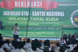 Ketua Tim Kampanye Nasional Jokowi-KH. Ma'ruf Amin Erick Thohir (kiri), saat Deklarasi Jaringan Kyai Santri Nasional (JKSN), di Pondok Pesantren Nurul Qornain, Desa Balet Baru, Sukowono, Jember, Jawa Timur, Kamis (22/11/2018). Deklarasi JKSN itu diikuti oleh kyai dan santri dari sembilan kabupaten di daerah Tapal Kuda Jawa Timur sebagai bentuk dukungan terhadap Capres - Cawapres Jokowi - KH Ma'ruf Amin. Antara Jatim/Seno/ZK.