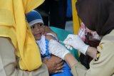 Petugas kesehatan menyuntikan vaksin Difteri kepada murit TK Islam Al Falah di Kota Kediri, Jawa Timur, Senin (5/11/18). Pemerintah melakukan kampanye Outbreak Respon Immunization (ORI) lanjutan untuk anak usia sembilan bulan hingga 15 tahun tahap ke tiga atas rekomendasi dari Organisasi Kesehatan Dunia (WHO). Antara Jatim/Prasetia Fauzani/ZK.