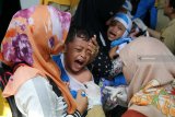 Petugas kesehatan menyuntikan vaksin Difteri kepada murit TK Islam Al Falah di Kota Kediri, Jawa Timur, Senin (5/11/18). Pemerintah melakukan kampanye Outbreak Respon Immunization (ORI) lanjutan untuk anak usia sembilan bulan hingga 15 tahun tahap ke tiga atas rekomendasi dari Organisasi Kesehatan Dunia (WHO). Antara Jatim/Prasetia Fauzani/ZK.