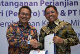 Regional CEO Bank Mandiri Jawa Timur Erwan Djoko (kiri) bersalaman dengan Direktur Keuangan, SDM dan Umum Petrokimia Gresik Dwi Ary Purnomo (kanan) sambil menunjukan perjanjian kerjasama pembiayaan Bank Mandiri untuk mitra Petrokimia Gresik di Surabaya, Jawa Timur, Jumat (30/11/2018). Bank Mandiri menyiapkan pembiayaan khusus dengan skema Fasilitas Receivables Financing (PO & Invoice Financing) kepada kelompok Mitra PT Petrokimia Gresik (PKG) dengan total limit Rp 200 miliar. dan rencananya pembiayaan tersebut bertujuan membantu agar mitra dapat segera menerima pembayaran atas PO dan tagihan setelah mendapat akseptasi dari PKG. Antara Jatim/Zabur Karuru