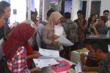 Pencari kerja antri untuk mendapatkan surat keterangan pencari kerja di stand Disnaker dalam Bursa Kerja di Malang, Jawa Timur, Rabu (14/11/2018). Kegiatan yang diadakan selama dua hari tersebut bertujuan mengurangi angka pengangguran di Indonesia yang mencapai 7 juta jiwa sekaligus menampung peserta yang tidal lolos Seleksi Calon Pegawai Negeri Sipil (CPNS) serentak. Antara Jatim/Ari Bowo Sucipto/ZK