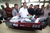 Menteri Perhubungan Budi Karya Sumadi (tengah) melihat kapal cepat tak berawak Nala Evo Mark III saat berkunjung ke Pusat Desain dan Rekayasa Kapal Nasional (NASDEC) Institut Teknologi Sepuluh Nopember (ITS) di Surabaya, Jawa Timur, Jumat (30/11/2018). Kunjungan tersebut untuk menyaksikan secara langsung inovasi-inovasi karya mahasiswa ITS dalam bidang transportasi laut. Antara Jatim/Moch Asim/ZK