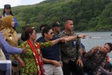 Menteri Kelautan dan Perikanan Susi Pudjiastuti (kedua kiri), didampingi Bupati Jember Faida (kiri), meninjau pemecah ombak (break-water) di Pantai Pancer, Puger, Jember, Jawa Timur, Sabtu (24/11/2018). Pada kesempatan itu Menteri Susi juga menghadiri Kongres Nelayan, menyerahkan asuransi nelayan dan meninjau pemecah ombak yang berada di Plawangan Puger untuk pintu keluar masuknya perahu nelayan ke laut selatan. Antara Jatim/Seno/ZK