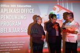 VP Sales & Marketing Area Jawa Bali Telkomsel Ericson Sibagariang (kanan) bersama Education Lead Microsoft Indonesia Benny Kusuma (tengah) dan GM SME Product Marketing Telkomsel Wahid Kusumadji (kiri) saling berbincang di sela-sela peluncuran layanan Microsoft Office 365 Education bagi komunitas Pendidikan di Surabaya, jawa Timur, Selasa (27/11/2018). Dengan peluncuran layanan tersebut diharapkan dapat mewujudkan kolaborasi dimanapun dan kapanpun antara guru dan siswa untuk berinovasi menghasilkan karya terbaik mereka. Antara Jatim/Zabur Karuru