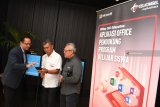 VP Sales & Marketing Area Jawa Bali Telkomsel Ericson Sibagariang (tengah) bersama Education Lead Microsoft Indonesia Benny Kusuma (kiri) dan GM SME Product Marketing Telkomsel Wahid Kusumadji (kanan) saling berbincang di sela-sela peluncuran layanan Microsoft Office 365 Education bagi komunitas Pendidikan di Surabaya, jawa Timur, Selasa (27/11/2018). Dengan peluncuran layanan tersebut diharapkan dapat mewujudkan kolaborasi dimanapun dan kapanpun antara guru dan siswa untuk berinovasi menghasilkan karya terbaik mereka. Antara Jatim/Zabur Karuru