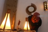 Pengunjung melihat seni lampu bambu berjudul 'Merekah' karya seniman Dyah Wanani yang dipajang dalam pameran seni kriya bertajuk 'Daur Membaur' di Aula Dewan Kesenian Malang, Jawa Timur, Senin (19/11/2018). Pameran yang berlangsung selama empat hari tersebut menampilkan 65 karya seni kriya berbahan daur ulang. Antara Jatim/Ari Bowo Sucipto/ZK