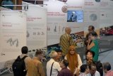 Sejumlah pengunjung mengamati pameran Transisi Energi Jerman (Energiewende Ausstellung) di Grand City Mall Surabaya, Jawa Timur, Rabu (14/11/2018). Pameran tersebut menyajikan evolusi sejarah pergeseran energi di Jerman diberbagai bidang dengan tujuan untuk menyebarkan kesadaran publik tentang membuat pasokan energi aman, terjangkau, dan berkelanjutan yang memutuskan untuk mengganti pasokan energi dari fosil dan bahan bakar nuklir menjadi energi terbarukan. Antara Jatim/M Risyal Hidayat/ZK