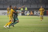 Pesepak bola Persebaya Surabaya David Aparecido Da Silva (kanan) berebut bola dengan pesepak bola Bhayangkara FC Jajang Mulyana (kiri) dalam lanjutan Liga 1 Indonesia di Stadion Gelora Bung Tomo (GBT) Surabaya, Jawa Timur, Senin (26/11/2018). Persebaya Surabaya kalahkan Bhayangkara FC dengan skor 1-0. Antara Jatim/M Risyal Hidayat/ZK