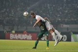 Pesepak bola Persebaya Surabaya Osvaldo Ardiles Haay (kiri) berebut bola dengan pesepak bola PSM Makassar Steven Renaud Anthony Paulle (kanan) dalam lanjutan Liga 1 Indonesia di Stadion Gelora Bung Tomo (GBT) Surabaya, Jawa Timur, Sabtu (10/11/2018). Persebaya Surabaya mengalahkan PSM Makassar dengan skor 3-0. Antara Jatim/M Risyal Hidayat/ZK.