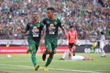 Pesepak bola Persebaya Surabaya Yohanes Ferinando Pahabol (kiri) bersama Osvaldo Ardiles Haay (kanan) melakukan selebrasi usai mencetak gol kegawang Persija Jakarta dalam lanjutan Liga 1 Indonesia di Stadion Gelora Bung Tomo (GBT) Surabaya, Jawa Timur, Minggu (4/11/2018). Persebaya Surabaya kalahkan Persija Jakarta dengan skor 3-0. Antara Jatim/M Risyal Hidayat/ZK