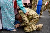 Seorang prajurit TNI AL yang tergabung dalam Satgas Maritim Task Force (MTF) Konga XXVIII.J UNIFIL mencium kaki ibunya ketika tiba di Dermaga Ujung Koarmada II Surabaya, Jawa Timur, Kamis (8/11/2018). Satgas yang dipimpin oleh Komandan KRI Usman Harun-359 Kolonel Laut (P) Alan Dahlan tersebut kembali dalam jajaran Koarmada II usai mengemban misi perdamaian dunia selama setahun. Antara Jatim/M Risyal Hidayat/ZK