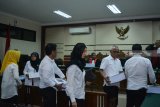 Sejumlah terdakwa anggota DPRD Kota Malang meninggalkan ruang sidang seusai menjalani sidang tuntutan kasus suap pengesahan APBD Perubahan (APBD-P) Pemerintah Kota Malang tahun anggaran 2015 sebesar Rp700 juta di Pengadilan Tindak Pidana Korupsi (Tipikor) Juanda, Sidoarjo, Jawa Timur, Rabu (28/11/2018). JJaksa penuntut umum menuntut 18 anggota dewan tersebut dengan tuntutan bervariasi mulai dari empat, lima, sampai Tujuh tahun penjara dan denda Rp200 juta  serta pencabutan hak politik selama lima tahun. Antara Jatim/Umarul Faruq/ZK