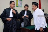 Terdakwa Mantan Kepala Dinas Perkebunan Provinsi Jawa Timur, Syamsul Arifin (kanan) berbincang dengan Jaksa Penuntut Umum seusai menjalani sidang putusan kasus suap DPRD Provinsi Jatim terhadap pelaksanaan perda dan penggunaan anggaran di Provinsi Jatim Tahun Anggaran 2016-2017 di Pengadilan Tindak Pidana Korupsi (Tipikor) Juanda, Sidoarjo, Jawa Timur, Senin (26/11/2018). Majelis hakim menjatuhkan vonis Syamsul Arifin dengan pidana selama satu tahun tiga bulan penjara dan denda Rp50 juta dengan subsider kurungan selama dua bulan.  Antara Jatim/Umarul Faruq/ZK