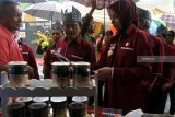 Dirjen Perkebunan Kementerian Pertanian Bambang Wahyu Dwiantoro (kedua kanan), didampingi Bupati Jember Faida (kanan), melihat produk olahan makanan dari kakao saat 'Temu Lapang Kakao 2018' di Pusat Penelitian Kopi dan Kakao Indonesia, Rambipuji, Jember, Jawa Timur, Selasa (27/11/2018). Temu Lapang Kakao merupakan kegiatan diseminasi, inovasi budidaya, pengolahan dan penelitian terkini tentang komoditas kakao yang diikuti 450 peserta seluruh Indonesia. Antara Jatim/Seno/ZK.