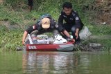 Mahasiswa jurusan teknik sistem perkapalan Institut Teknologi Sepuluh Nopember (ITS) yang tergabung dalam tim Barunastra ITS menyiapkan kapal Nala Evo Mark III untuk diuji coba di Surabaya, Jawa Timur, Senin (12/11/2018). Tim Barunastra ITS mengirimkan dua tim yakni tim Kapal Nala Evo Mark III dan tim Kapal Arne SH untuk mengikuti ajang Kompetisi Kapal Cepat Tak Berawak Nasional (KCTBN) 2018 yang akan berlangsung pada 17-20 November di Sampang, Jawa Timur. Antara Jatim/Moch Asim/ZK