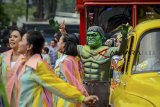 Peserta dengan memakai kostum superhero memeriahkan gelaran Festival Film Bandung yang diadakan di Gedung Sate, Bandung, Jawa Barat, Sabtu (24/11/2018). Festival Film Bandung ke-31 tersebut diadakan dalam rangka upaya untuk meningkatkan apresiasi masyarakat terhadap film yang baik. ANTARA JABAR/Raisan Al Farisi/agr.