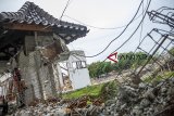 Pekerja membongkar rumah dinas Bupati Karawang, Karawang, Jawa Barat, Jumat (9/11/2018). Pemerintah Kabupaten Karawang mengalihfungsikan rumah dinas bupati menjadi galeri kebudayaan dan pusat pagelaran seni budaya Karawang yang ditargetkan selesai akhir tahun 2018. ANTARA JABAR/M Ibnu Chazar/agr.