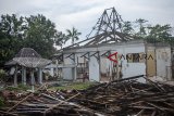 Pekerja membongkar rumah dinas Bupati Karawang, Karawang, Jawa Barat, Jumat (9/11/2018). Pemerintah Kabupaten Karawang mengalihfungsikan rumah dinas bupati menjadi galeri kebudayaan dan pusat pagelaran seni budaya Karawang yang ditargetkan selesai akhir tahun 2018. ANTARA JABAR/M Ibnu Chazar/agr.