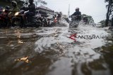 Pengendara melintasi banjir di Jalan A.H Nasution, Bandung, Selasa (13/11/2018). Curah hujan tinggi pada Selasa (13/11) sore yang terjadi di Bandung menyebabkan genangan setinggi 15 hingga 30 sentimeter di beberapa tempat di Kota Bandung. ANTARA JABAR/Raisan Al Farisi/agr.