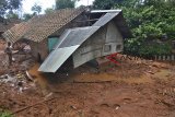 Warga mencari barang yang masih bisa diselamatkan di rumahnya yang tertimbun meterial tanah longsor di Desa Bojongsari, Kabupaten Tasikmalaya, Jawa Barat, Kamis (8/11/2018). Curah hujan yang tinggi di daerah Tasikmalaya Selatan mengakibatkan sembilan rumah tertimbun tanah longsor dan sebanyak 2.045 jiwa terdampak bencana longsor serta banjir dari 10 Desa yang ada di Kabupaten Tasikmalaya. ANTARA JABAR/Adeng Bustomi/agr.