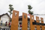 Pengunjung berkeliling di destinasi wisata budaya Teras Sunda, Cibiru, Bandung, Jawa Barat, Kamis (1/11/2018). Teras Sunda dibangun menghabiskan biaya anggaran sekitar Rp7,9 miliar dan akan menjadi pusat pengembangan seni dan budaya serta destinasi baru wisata di Kota Bandung. ANTARA JABAR/M Agung Rajasa/agr.