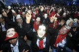 Ribuan relawan menghadiri acara Jokowi Lantik 7000 Jokowi di kawasan industri Sentul, Babakan Madang, Kabupaten Bogor, Jawa Barat, Selasa (27/11/2018). Jokowi Lantik 7000 Jokowi yang diselenggarakan Posko Perjuangan Rakyat (Pospera) dengan relawan dari berbagai profesi dan kalangan se-Kabupaten Bogor tersebut sebagai bentuk dukungan dan konsolidasi pemenangan pasangan Joko Widodo dan Ma'ruf Amin pada Pemilihan Presiden 2019. ANTARA JABAR/Arif Firmansyah/agr.