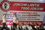 Calon Presiden nomor urut 01 Joko Widodo (kedua kiri) memberikan pengarahan dalam acara Jokowi Lantik 7000 Jokowi di kawasan industri Sentul, Babakan Madang, Kabupaten Bogor, Jawa Barat, Selasa (27/11/2018). Jokowi Lantik 7000 Jokowi yang diselenggarakan Posko Perjuangan Rakyat (Pospera) dengan relawan dari berbagai profesi dan kalangan se-Kabupaten Bogor tersebut sebagai bentuk dukungan dan konsolidasi pemenangan pasangan Joko Widodo dan Ma'ruf Amin pada Pemilihan Presiden 2019. ANTARA JABAR/Arif Firmansyah/agr.