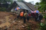 Dirjen Perlindungan dan Jaminan Sosial Kemensos Harry Hikmat (ketiga kiri) didampingi Wakil Bupati Tasikmalaya Ade Sugiantov (kedua kiri) meninjau lokasi tanah longsor di Desa Bojongsari, Kabupaten Tasikmalaya, Jawa Barat, Jumat (9/11/2018). Kementerian Sosial menyalurkan bantuan sebesar Rp.962.558.750 kepada pemerintah Kabupaten Tasikmalaya, terdiri dari santunan kepada enam korban meninggal dunia akibat banjir bandang sebesar Rp.90.000.000 dan bantuan logistik sebesar Rp.853.855.750. ANTARA JABAR/Adeng Bustomi/agr.
