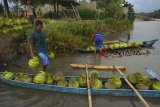 Warga mendistribusikan gas elpiji bersubsidi 3 Kg menggunakan perahu melintasi muara sungai Cipatujah, Kabupaten Tasikmalaya, Jawa Barat, Kamis (15/11/2018). PT Pertamina (Persero) memprediksi hingga akhir tahun 2018, konsumsi Elpiji 3 kg akan naik 170 ribu ton. Diproyeksikan konsumsi akan mencapai 6,62 juta ton, lebih tinggi dari kuota yang ditetapkan dalam APBN 2018 sebesar 6,4 juta ton. ANTARA JABAR/Adeng Bustomi/agr.