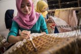 Pekerja menyelesaikan pembuatan batik Komar di Bandung, Jawa Barat, Kamis (29/11/2018). Menurut data Kementerian Perindustrian menyebutkan industri batik nasional didominasi oleh sektor Industri Kecil dan Menengah (IKM) dengan capaian nilai ekspor batik dan produk batik pada tahun 2017 sebesar USD58,46 juta dengan negara tujuan utama, Jepang, Amerika Serikat, dan Eropa. ANTARA JABAR/M Agung Rajasa/agr.
