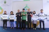 Gubernur Jawa Barat Ridwan Kamil (kiri) bersama Direktur Utama Bank Bjb Ahmad Irfan (kanan) memencet tombul saat peluncuran program Bjb Mesra di Masjid Al-Hikmah, Leuwiliang, Bogor, Jawa Barat, Selasa (27/11/2018). PT Bank Pembangunan Jawa Barat dan Banten, Tbk. (bank Bjb) bersama Pemerintah Provinsi Jawa Barat meluncurkan program Bjb Mesra (Masyarakat Ekonomi Sejahtera) dalam rangka menumbuhkembangkan para pelaku UMKM khususnya umat beragama yang ada di sekitar rumah ibadat di Jawa Barat. ANTARA JABAR/Yulius Satria Wijaya/agr.