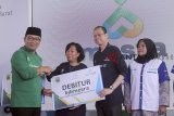 Gubernur Jawa Barat Ridwan Kamil (kiri) bersama Direktur Utama Bank Bjb Ahmad Irfan (kedua kanan) memberikan secara simbolis debitur Bjb Mesra kepada nasabah pada peluncuran program Bjb Mesra di Masjid Al-Hikmah, Leuwiliang, Bogor, Jawa Barat, Selasa (27/11/2018). PT Bank Pembangunan Jawa Barat dan Banten, Tbk. (bank Bjb) bersama Pemerintah Provinsi Jawa Barat meluncurkan program Bjb Mesra (Masyarakat Ekonomi Sejahtera) dalam rangka menumbuhkembangkan para pelaku UMKM khususnya umat beragama yang ada di sekitar rumah ibadat di Jawa Barat. ANTARA JABAR/Yulius Satria Wijaya/agr.