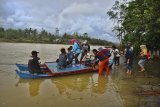 Warga menyebrang menggunakan perahu di muara sungai Cipatujah, Kabupaten Tasikmalaya, Jawa Barat, Kamis (15/11/2018). Pasca Jembatan Pasanggrahan, Cipatujah atau jembatan Pansel Jabar ambruk yang menghubungkan Kabupaten Tasikmalaya dengan Kabupaten Garut terpaksa harus menggunakan perahu nelayan untuk melintasi sungai tersebut sehingga aktivitas perekonomian warga terganggu. ANTARA JABAR/Adeng Bustomi/agr.